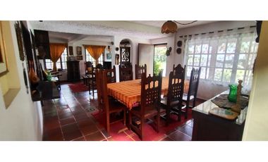 Hermosa casaquinta de 1920 en 790 mill en La  Esperanza, La Mesa Cund
