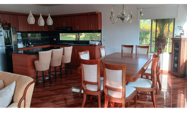 Linda Finca de 1883 M2 en 950 mill en La Capilla, Via Cachipay Cund.