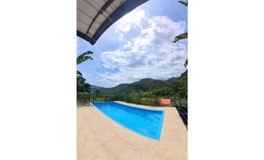 Venta de casa campestre de 370 M2 en 550 mill en La Mesa Cund