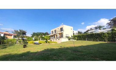 Se vende casa campestre de 1500 M2 en 890 mill con piscina en La Mesa