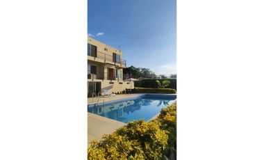 Se vende casa campestre de 1500 M2 en 890 mill con piscina en La Mesa