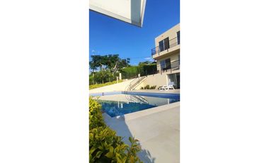 Se vende casa campestre de 1500 M2 en 890 mill con piscina en La Mesa