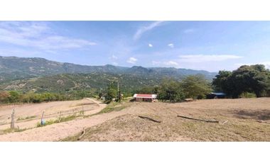 Venta de lote de 2500 M2 en 250 mill con laguna en San joaquin La Mesa