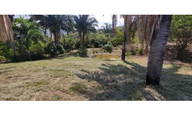Venta de lote de 2500 M2 en 250 mill con laguna en San joaquin La Mesa