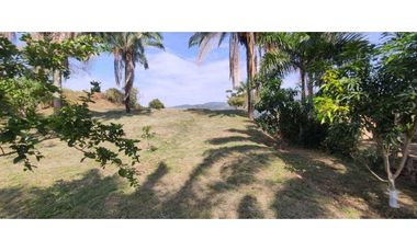 Venta de lote de 2500 M2 en 250 mill con laguna en San joaquin La Mesa