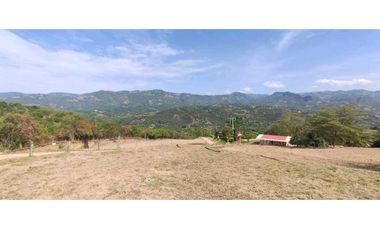 Venta de lote de 2500 M2 en 250 mill con laguna en San joaquin La Mesa