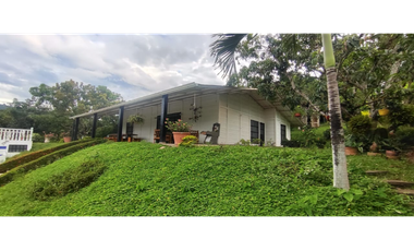 Casalote campestre de 2500 m2 en 650 mill entre La Mesa, con vista.