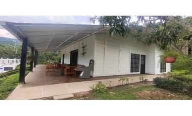 Casalote campestre de 2500 m2 en 650 mill entre La Mesa, con vista.