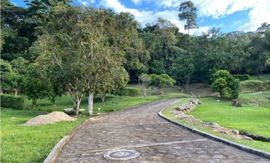 Lote en condominio de 1022 M2 en 250 mill neg a 6 min del centro