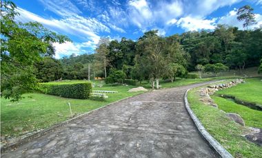 Lote en condominio de 1022 M2 en 250 mill neg a 6 min del centro