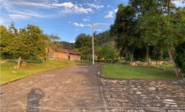 Lote en condominio de 1022 M2 en 250 mill neg a 6 min del centro