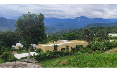 Hermoso lote en condominio de 1700 M2 en 240 mill en La Mesa CUnd