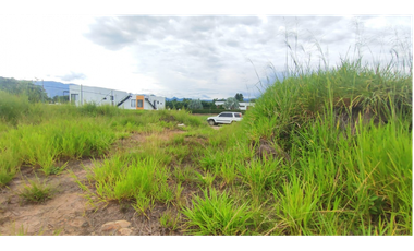 Hermoso lote en condominio de 1700 M2 en 240 mill en La Mesa CUnd