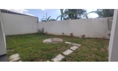 Casalote en conjunto de 450 M2 en 595 mill en La Mesa Cund, COL