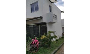 Venta de casa en conjunto de 76.6 M2 aprox en 370 mill en La Mesa C