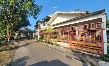 Rumah lama luas Manahan dekat SMP dan stadion  dijual cepat BU