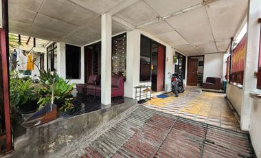 Rumah lama luas Manahan dekat SMP dan stadion  dijual cepat BU