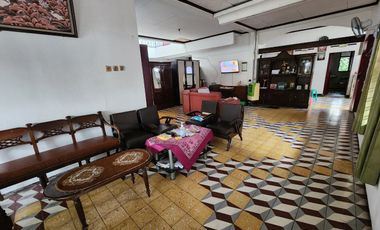 Rumah lama luas Manahan dekat SMP dan stadion  dijual cepat BU