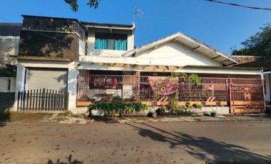 Rumah lama luas Manahan dekat SMP dan stadion  dijual cepat BU