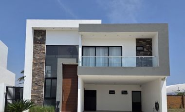 Casa en Venta en Punta Tiburon / Con gran Jardín