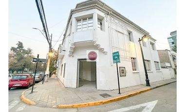 Local Comercial en Arriendo en Ramón Carnicer con Parque Bustamante