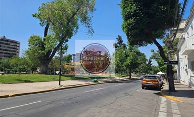 Local Comercial en Arriendo en Ramón Carnicer con Parque Bustamante