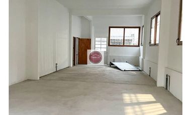 Local Comercial en Arriendo en Ramón Carnicer con Parque Bustamante