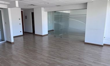 Oficina en Arriendo en Edificio Quantum en mejor sector de negocios de Las Condes