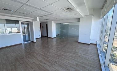 Oficina en Arriendo en Edificio Quantum en mejor sector de negocios de Las Condes