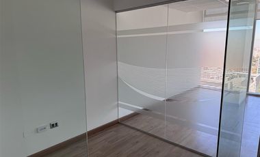 Oficina en Arriendo en Edificio Quantum en mejor sector de negocios de Las Condes