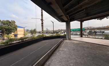 Local Comercial Frente Universidad Estatal GYE