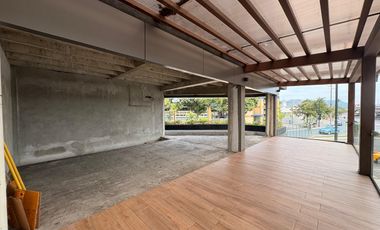 Local Comercial Frente Universidad Estatal GYE