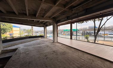 Local Comercial Frente Universidad Estatal GYE