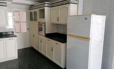 Amplio Departamento en renta semi amoblado de 3 habitaciones en Edificio, calle la Portugal, Quito