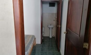 Amplio Departamento en renta semi amoblado de 3 habitaciones en Edificio, calle la Portugal, Quito