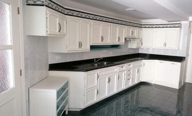 Amplio Departamento en renta semi amoblado de 3 habitaciones en Edificio, calle la Portugal, Quito