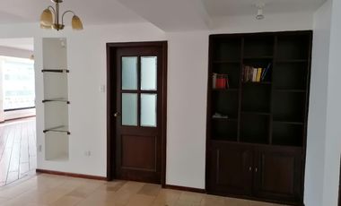 Amplio Departamento en renta semi amoblado de 3 habitaciones en Edificio, calle la Portugal, Quito