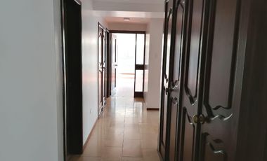 Amplio Departamento en renta semi amoblado de 3 habitaciones en Edificio, calle la Portugal, Quito