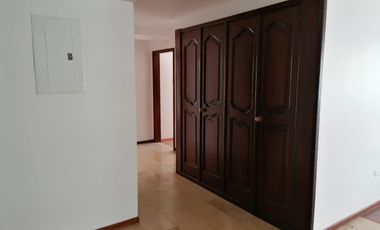 Amplio Departamento en renta semi amoblado de 3 habitaciones en Edificio, calle la Portugal, Quito