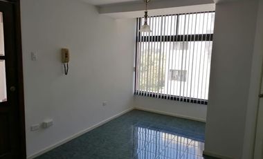 Amplio Departamento en renta semi amoblado de 3 habitaciones en Edificio, calle la Portugal, Quito