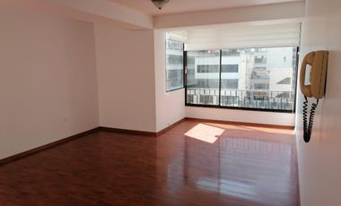 Amplio Departamento en renta semi amoblado de 3 habitaciones en Edificio, calle la Portugal, Quito