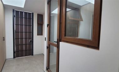 Casa en Arriendo en Luminosa casa mediterránea en seguro condominio