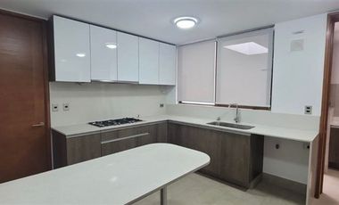 Casa en Arriendo en Luminosa casa mediterránea en seguro condominio