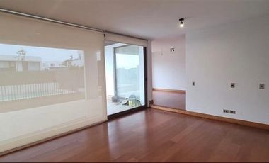 Casa en Arriendo en Luminosa casa mediterránea en seguro condominio