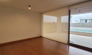 Casa en Arriendo en Luminosa casa mediterránea en seguro condominio