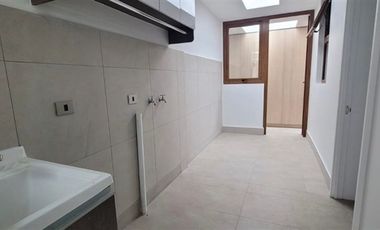 Casa en Arriendo en Luminosa casa mediterránea en seguro condominio