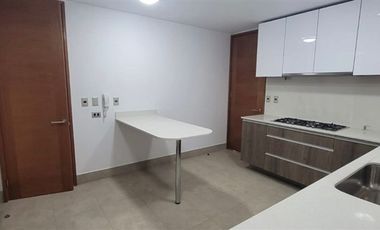 Casa en Arriendo en Luminosa casa mediterránea en seguro condominio