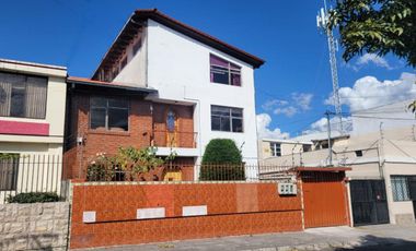 VENTA CASA RENTERA REMODELADA 375 m², 2 departamentos, 2 suites, Ciudadela Kennedy. XG_Aqt