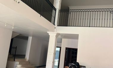 HERMOSA RESIDENCIA EN VENTA JARDINES DEL BOSQUE