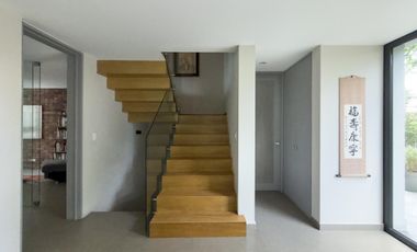 VENTA CASA REMODELADA EN CONDOMINIO (CERRADA) HERRADURA DOBLE SEGURIDAD CON JARDIN